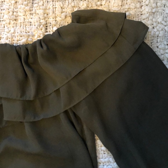 Off the Shoulder Ruffle Crop Top - Picture 2 of 3